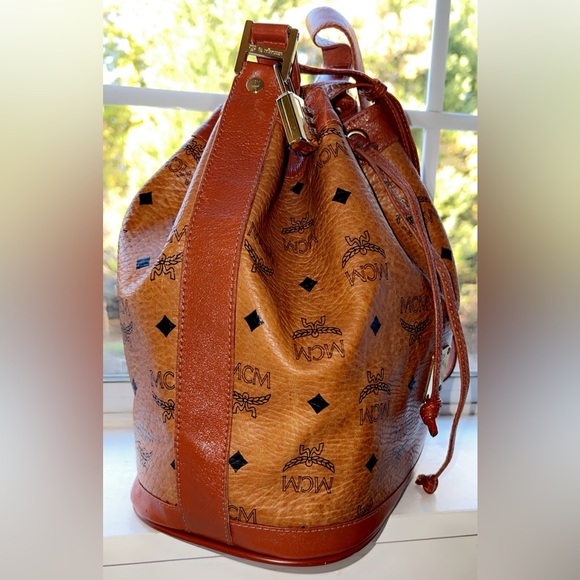 🛍️🛍️💫💫MCM Beautiful Authentic Made in Germany bucket shoulder bag. 🛍️🛍️💫 - Picture 13 of 16